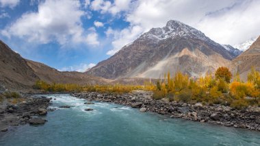 Ghizer Vadisi sonbahar. Kuzey bölgesinde Pakistan