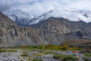 Ghizer Vadisi sonbahar. Kuzey bölgesinde Pakistan