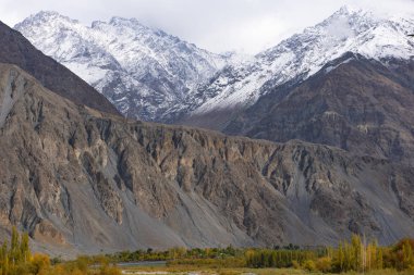 Ghizer Vadisi sonbahar. Kuzey bölgesinde Pakistan