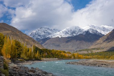 Ghizer Vadisi sonbahar. Kuzey bölgesinde Pakistan