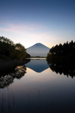 Tanuki gölde Mt.Fuji yansıması
