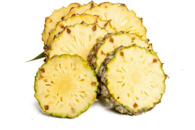 Yüksek çözünürlüklü kamera ile çekilen ananas fotoğrafı beyaz bir arka plan kullanarak odaklama teknikerliği.