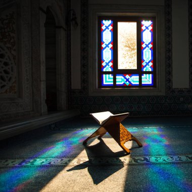 Kuran - Müslümanların kutsal kitabı, Ramazan ayında camide sahne.