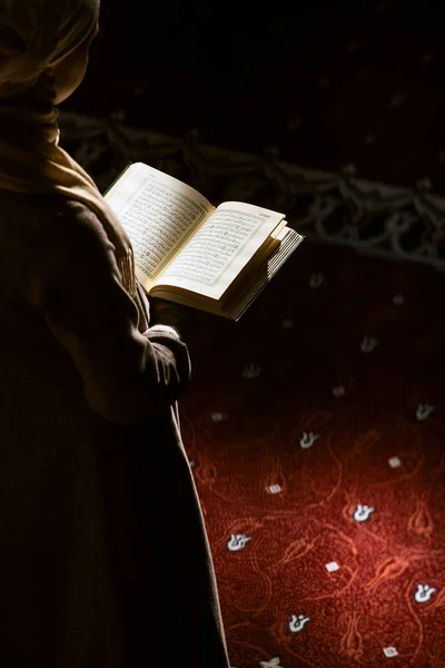 Νεαρή Μουσουλμάνα Γυναίκα Διαβάζει Κοράνι Στο Τζαμί Και Φως Του — Φωτογραφία Αρχείου