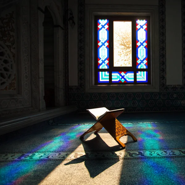 Alcorão Livro Sagrado Muçulmanos Cena Mesquita Ramadã — Fotografia de Stock