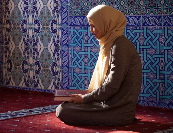 Jeune Femme Musulmane Lisant Coran Dans Mosquée Lumière Soleil Tombant — Photo