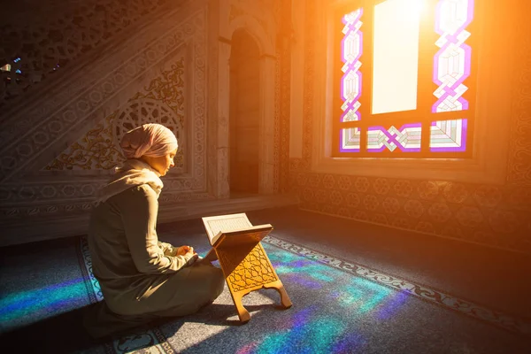 Ung Muslimsk Kvinna Läser Koranen Moskén Och Solljuset Faller Från — Stockfoto