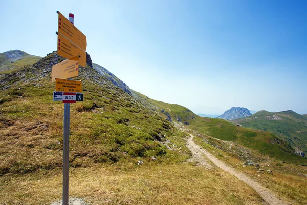 Tanda Wisata Jalan Setapak Dengan Deskripsi Jalan Hiking Utama Pegunungan — Stok Foto