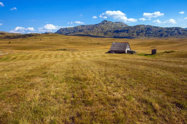 Opuštěné Osamělý Rodinné Farmě Horách — Stock fotografie