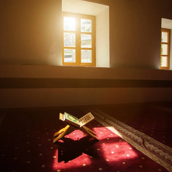 Corán Libro Sagrado Los Musulmanes Escena Una Mezquita — Foto de Stock