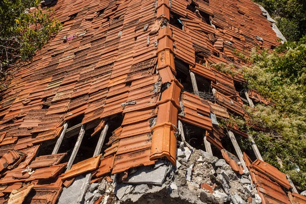 废弃房屋的老损坏的屋顶 — 图库照片