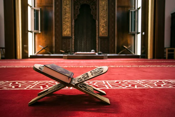 Heilige Koran in een moskee — Stockfoto