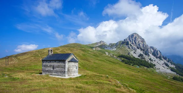 Vista incrível da Igreja nas montanhas — Fotografia de Stock