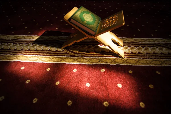 Heilige Koran in een moskee Stockfoto