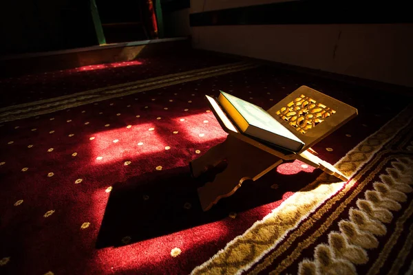 Alcorão sagrado em uma mesquita Imagens De Bancos De Imagens