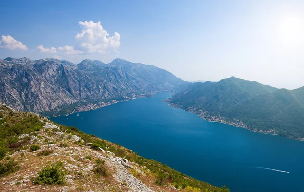 Prachtig uitzicht op de baai van Boka Kotorska Rechtenvrije Stockfoto's