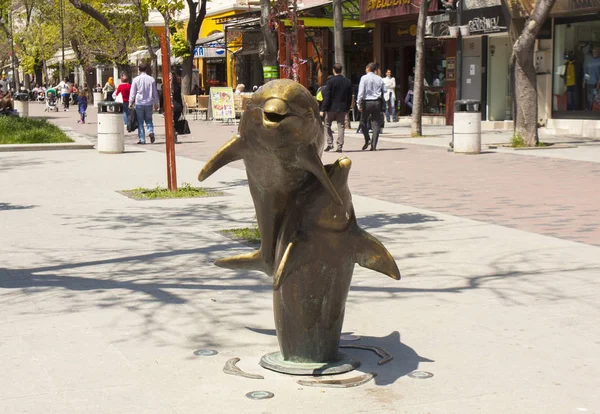 VARNA, BULGARIA - 02 DE MAYO DE 2017: Esculturas de delfines en el boulevard Slivitsa . — Foto de Stock