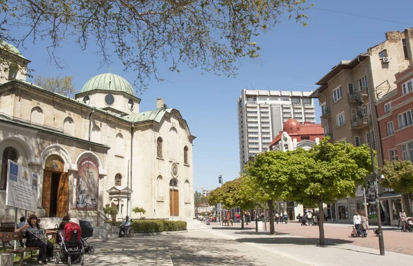 VARNA, BULGARIA - 02 DE MAYO DE 2017: Iglesia ortodoxa de San Nicolás en el bulevar Knyaz Boris I . — Foto de Stock