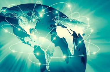 Dünya Haritası üzerinde teknolojik bir arka plan, parlak çizgiler semboller Internet, radyo, televizyon, telefon ve uydu iletişim.