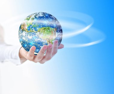 Dünya'dan eller, uzayda küre küresel iş kavramları serisi en iyi Internet kavramı elinde. Nasa tarafından döşenmiş bu görüntü unsurları. 3D çizim.