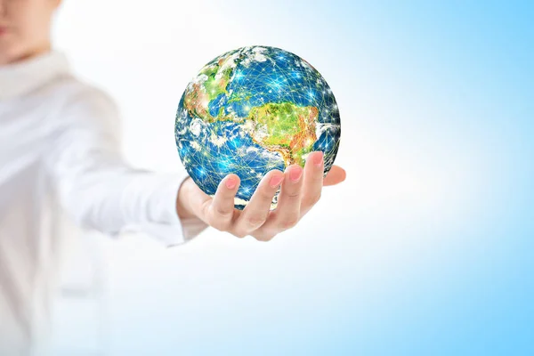 Земля из космоса в руках, глобус в руках Лучший интернет-проект глобального бизнеса из серии концепций. Элементы этого изображения предоставлены НАСА. 3D иллюстрация . — стоковое фото