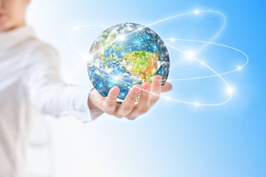 Dünya'dan eller, uzayda küre küresel iş kavramları serisi en iyi Internet kavramı elinde. Nasa tarafından döşenmiş bu görüntü unsurları. 3D çizim.