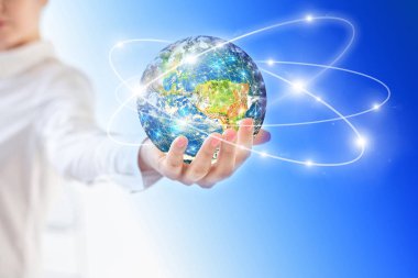 Dünya'dan eller, uzayda küre küresel iş kavramları serisi en iyi Internet kavramı elinde. Nasa tarafından döşenmiş bu görüntü unsurları. 3D çizim.