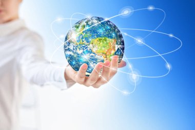 Dünya'dan eller, uzayda küre küresel iş kavramları serisi en iyi Internet kavramı elinde. Nasa tarafından döşenmiş bu görüntü unsurları. 3D çizim.