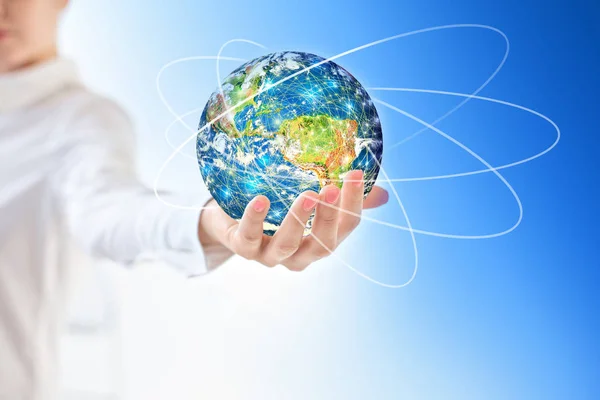 Землі з космосу в руках, глобус в руках кращий Інтернет поняття глобального бізнесу з серії концепцій. Елементи цього зображенні мебльовані НАСА. 3D ілюстрація. — стокове фото