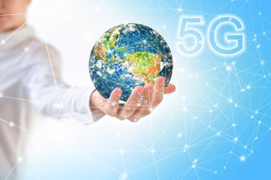 Dünya'dan eller, uzayda Dünya elinde. 5g k Internet Mobil kablosuz kavramı. Nasa tarafından döşenmiş bu görüntü unsurları. 3D çizim.