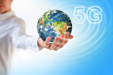 Dünya'dan eller, uzayda Dünya elinde. 5g k Internet Mobil kablosuz kavramı. Nasa tarafından döşenmiş bu görüntü unsurları. 3D çizim.