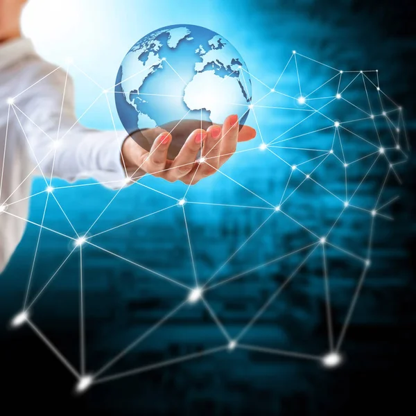 Dünya'dan eller, uzayda küre küresel iş kavramları serisi en iyi Internet kavramı elinde. Nasa tarafından döşenmiş bu görüntü unsurları. 3D çizim.