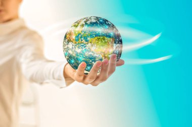 Dünya'dan eller, uzayda küre küresel iş kavramları serisi en iyi Internet kavramı elinde. Nasa tarafından döşenmiş bu görüntü unsurları. 3D çizim.