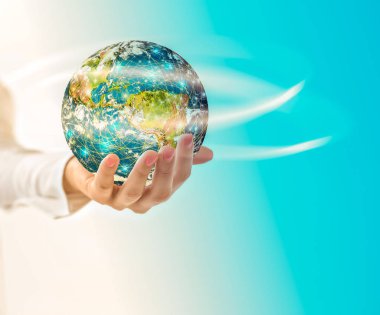 Dünya'dan eller, uzayda küre küresel iş kavramları serisi en iyi Internet kavramı elinde. Nasa tarafından döşenmiş bu görüntü unsurları. 3D çizim.