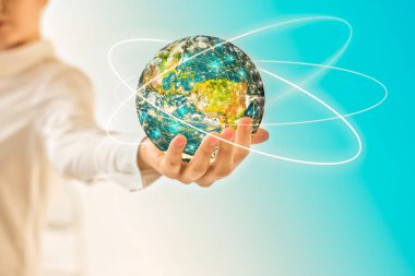 Dünya'dan eller, uzayda küre küresel iş kavramları serisi en iyi Internet kavramı elinde. Nasa tarafından döşenmiş bu görüntü unsurları. 3D çizim.