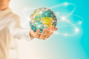 Dünya'dan eller, uzayda küre küresel iş kavramları serisi en iyi Internet kavramı elinde. Nasa tarafından döşenmiş bu görüntü unsurları. 3D çizim.