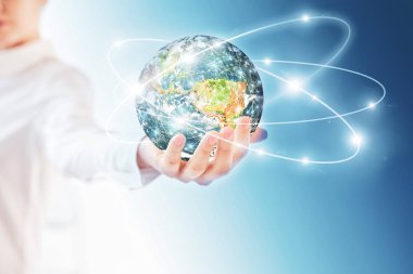 Dünya'dan eller, uzayda küre küresel iş kavramları serisi en iyi Internet kavramı elinde. Nasa tarafından döşenmiş bu görüntü unsurları. 3D çizim.