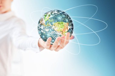 Dünya'dan eller, uzayda küre küresel iş kavramları serisi en iyi Internet kavramı elinde. Nasa tarafından döşenmiş bu görüntü unsurları. 3D çizim.