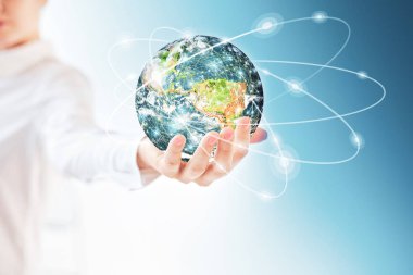 Dünya'dan eller, uzayda küre küresel iş kavramları serisi en iyi Internet kavramı elinde. Nasa tarafından döşenmiş bu görüntü unsurları. 3D çizim.