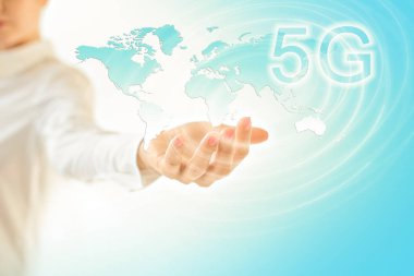 5g k Internet Mobil kablosuz kavramı. Ellerini göster. En iyi Inte