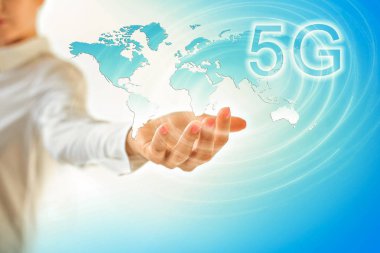 5g k Internet Mobil kablosuz kavramı. Ellerini göster. En iyi Inte