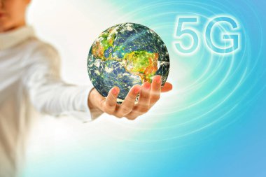 Dünya'dan eller, uzayda Dünya elinde. 5g k Internet Mobil kablosuz kavramı. Nasa tarafından döşenmiş bu görüntü unsurları. 3D çizim.