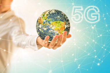 Dünya'dan eller, uzayda Dünya elinde. 5g k Internet Mobil kablosuz kavramı. Nasa tarafından döşenmiş bu görüntü unsurları. 3D çizim.
