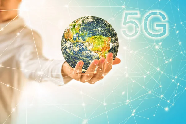 Dünya'dan eller, uzayda Dünya elinde. 5g k Internet Mobil kablosuz kavramı. Nasa tarafından döşenmiş bu görüntü unsurları. 3D çizim.