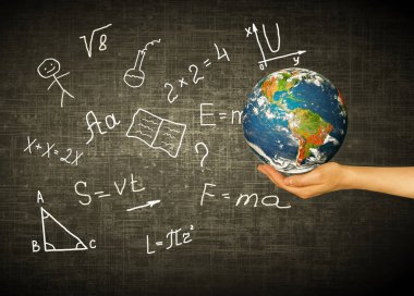 Küre ve sembolleri okul. Eğitim kavramı. Resimde 3d eğitim kavramı. Formülleri, çizimler ve el harflerin. Geri okul kavramı. Nasa tarafından döşenmiş bu görüntü unsurları