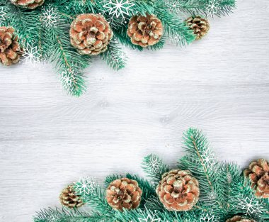 Noel ve yeni yıl kompozisyon. Ahşap beyaz arka plan, üstten görünüm çam, Ladin koniler dallarda