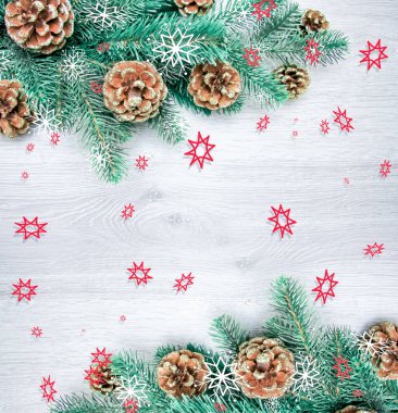 Noel ve yeni yıl kompozisyon. Ahşap beyaz arka plan, üstten görünüm çam, Ladin koniler dallarda