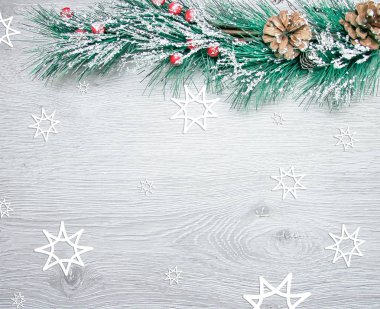 Noel ve yeni yıl kompozisyon. Ahşap beyaz arka plan, üstten görünüm çam, Ladin koniler dallarda