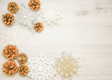 Noel ve yeni yıl kompozisyon. Çam kozalakları, Ladin. Ahşap beyaz arka plan, üstten görünüm dallarda