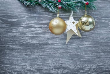 Noel ve yeni yıl kompozisyon. Çam kozalakları, Ladin. Ahşap beyaz arka plan, üstten görünüm dallarda